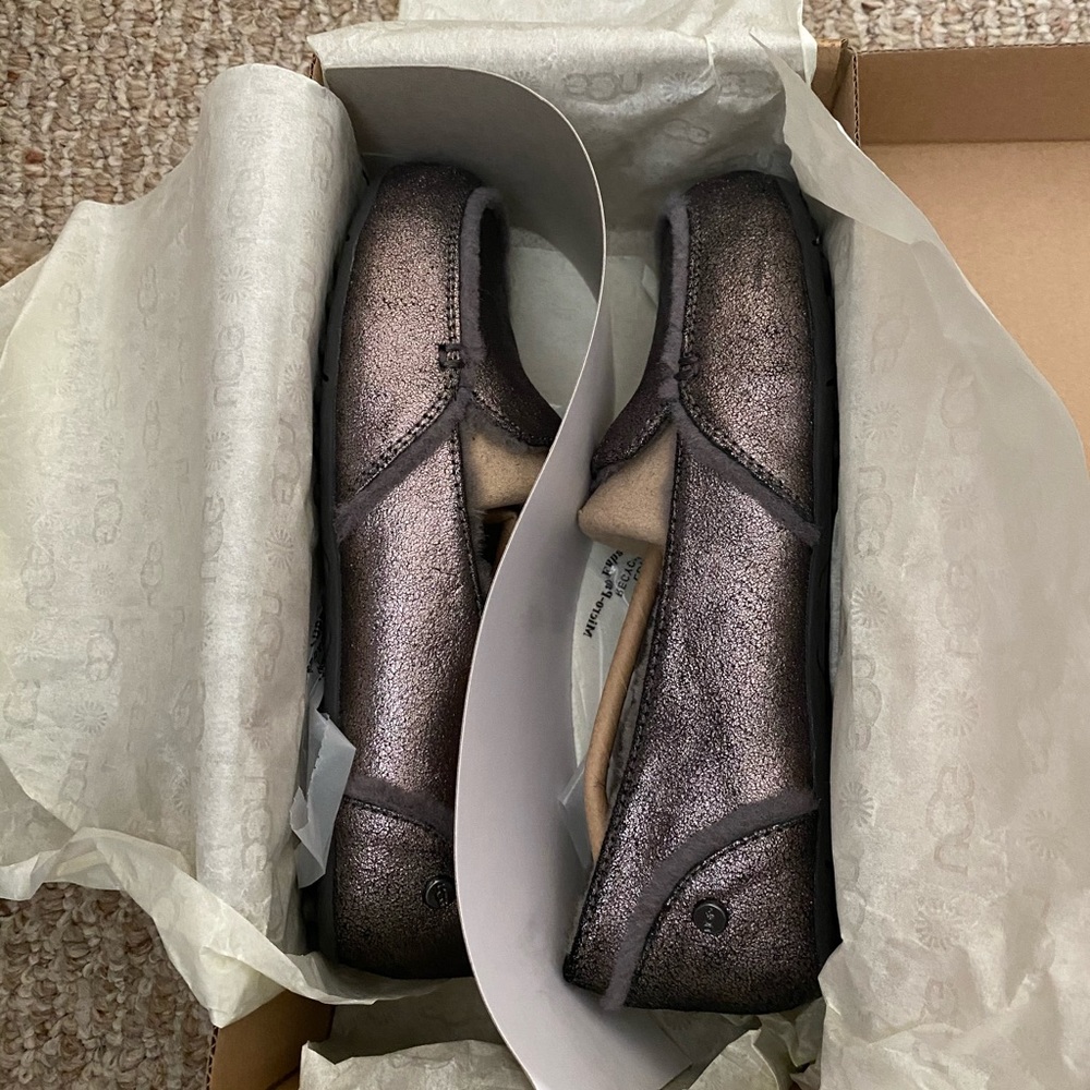 NEVER WORN! Ugg Hailey Metallic Loafer size 6